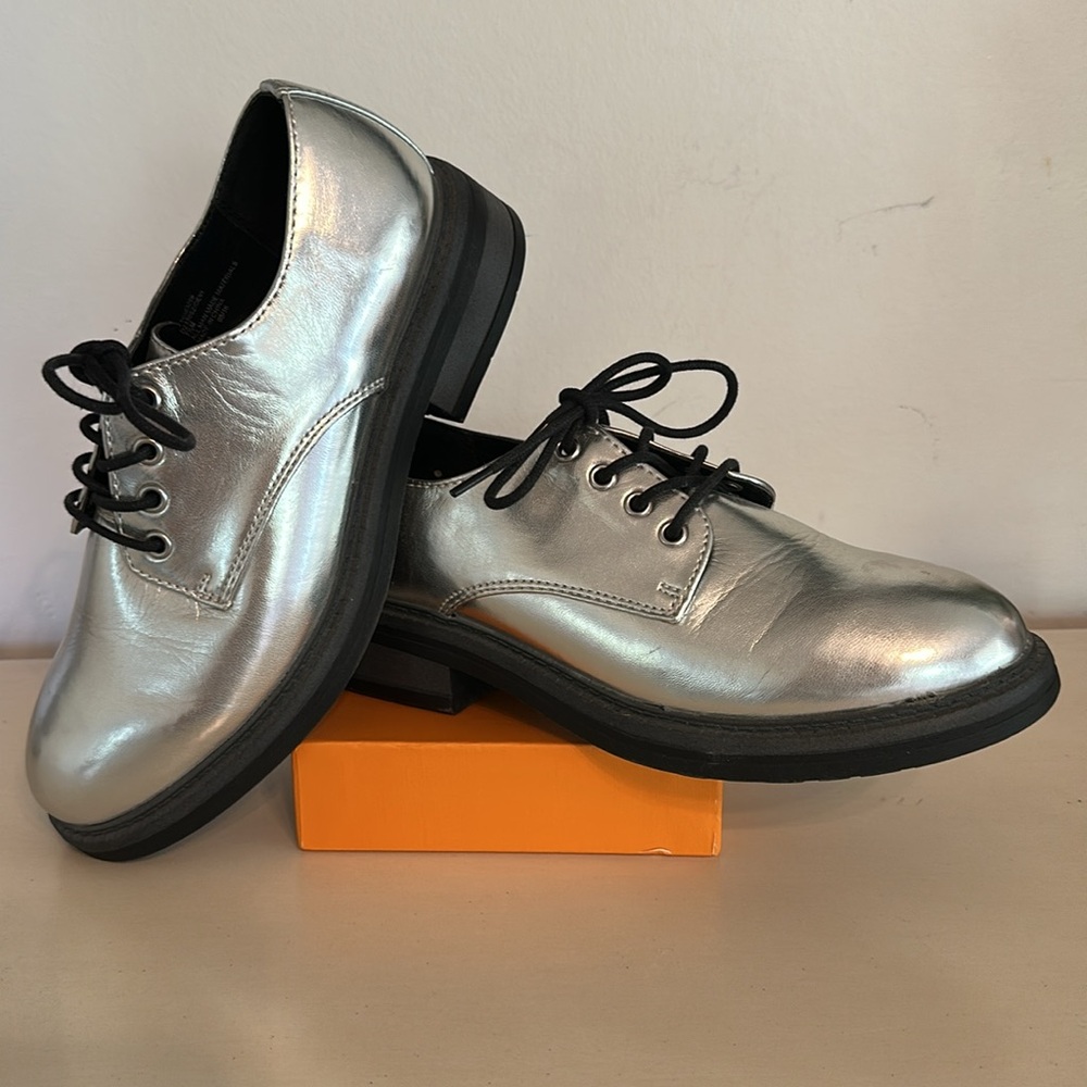 Silver Metallic Oxford/Shoe- 7.5
Costume- Halloween